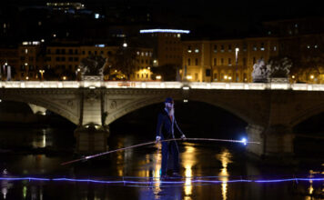 Andrea Loreni attraversa il Tevere su un cavo d’acciaio