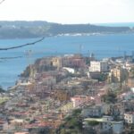 Un anno dopo il sisma dei Campi Flegrei: la terra “respira” più lentamente, ma non si ferma